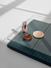 طاولة قهوة منخفضة من البلاط والزجاج من بريت